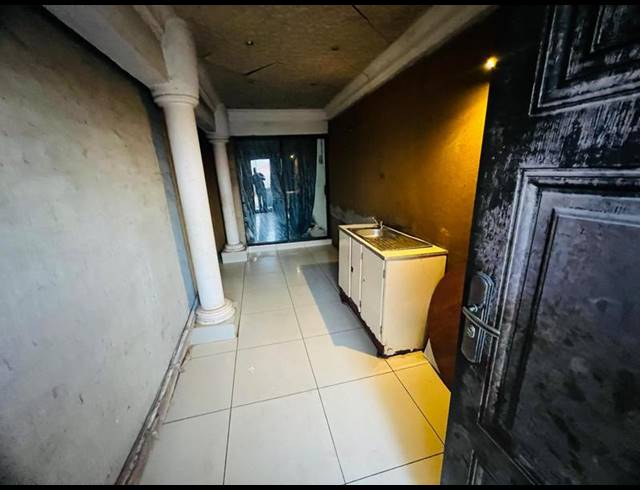 8 BEDROOM HOUSE FOR SALE IN LEACHVILLE EXT 3